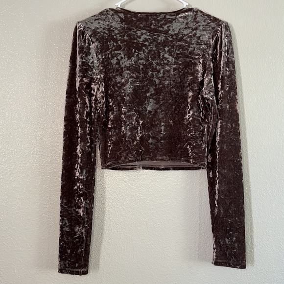 Forever 21 muted pink crushed velvet long sleeve crop top size Medium - Picture 2 of 2